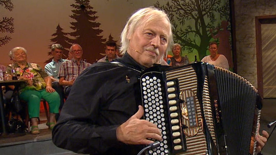 Ruedi Wachter spielt Akkordeon – Originalfoto aus dem SRF-Beitrag