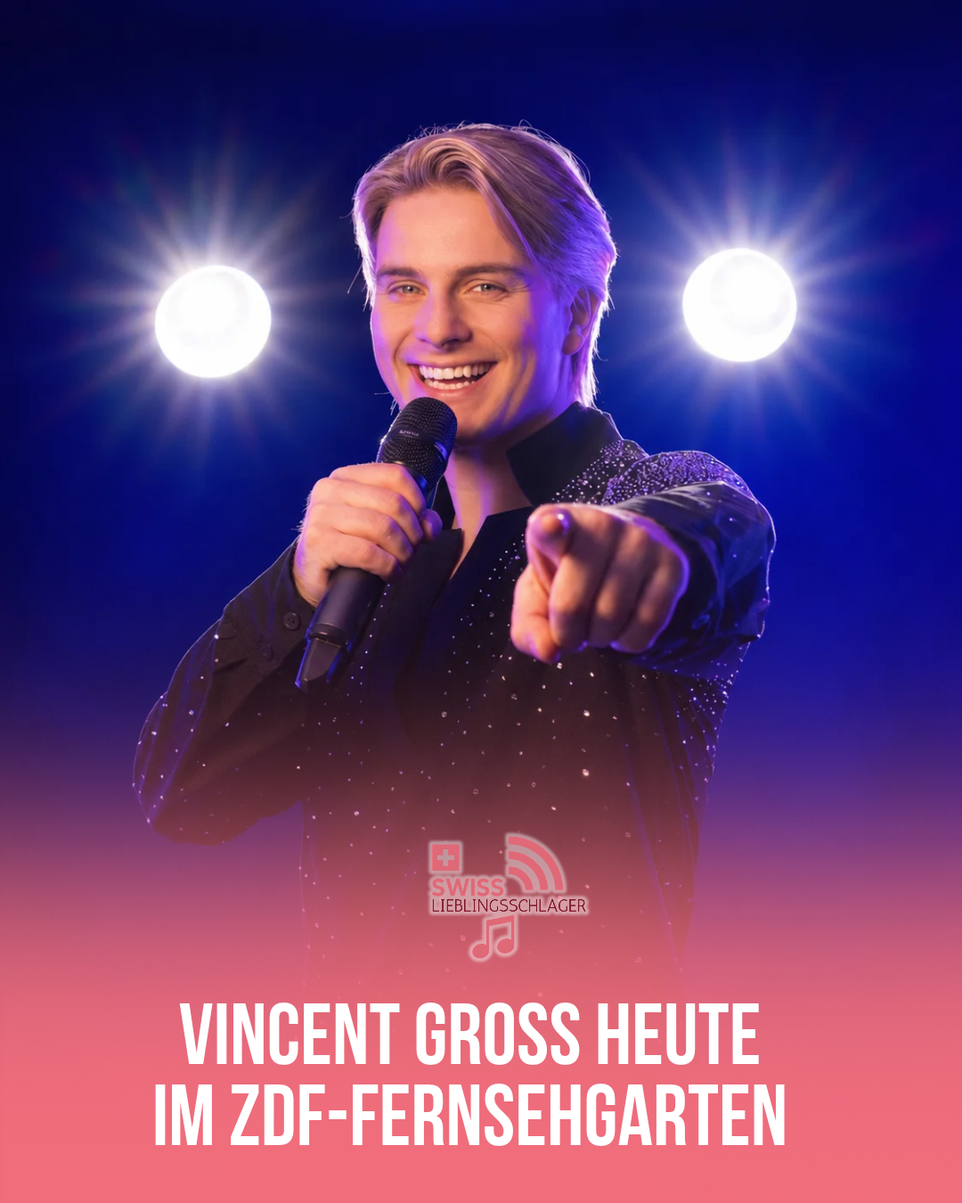 Vincent Gross mit Mikrofon vor blauviolettem Bühnenlicht; Swiss Lieblingsschlager kündigt seinen Auftritt im ZDF-Fernsehgarten an.