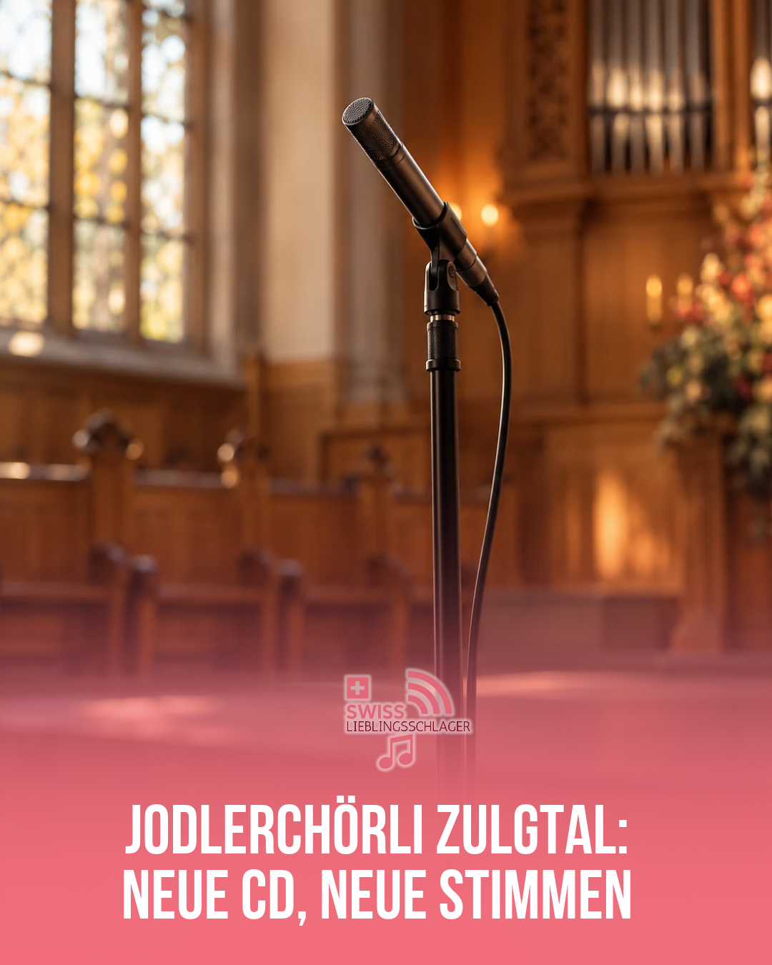 Mikrofon in einem warm beleuchteten leeren Musikraum.