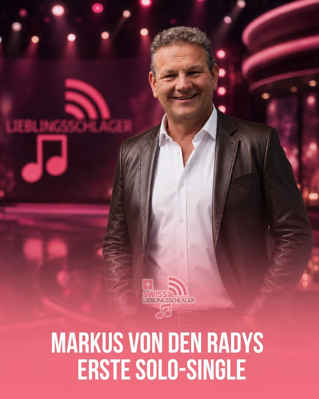 Markus vo de Radys vor einer beleuchteten Bühne
